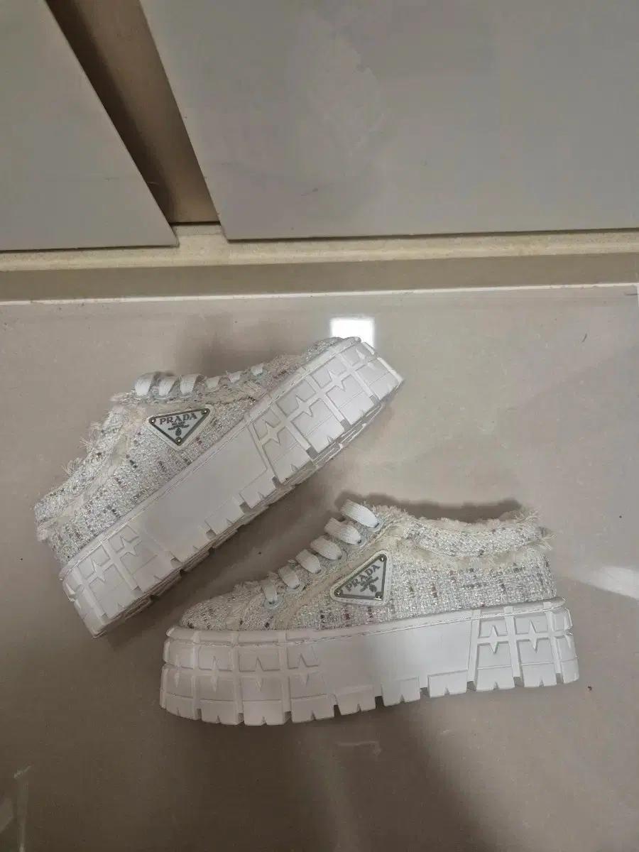 (새상품)프라다 여성 더블휠 스니커즈 35(230-235)