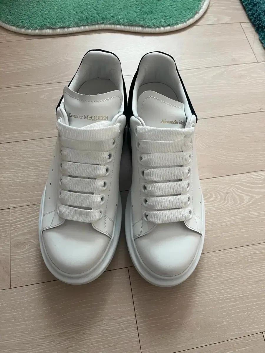 알렉산더맥퀸 오버솔 스니커즈 EU35 판매