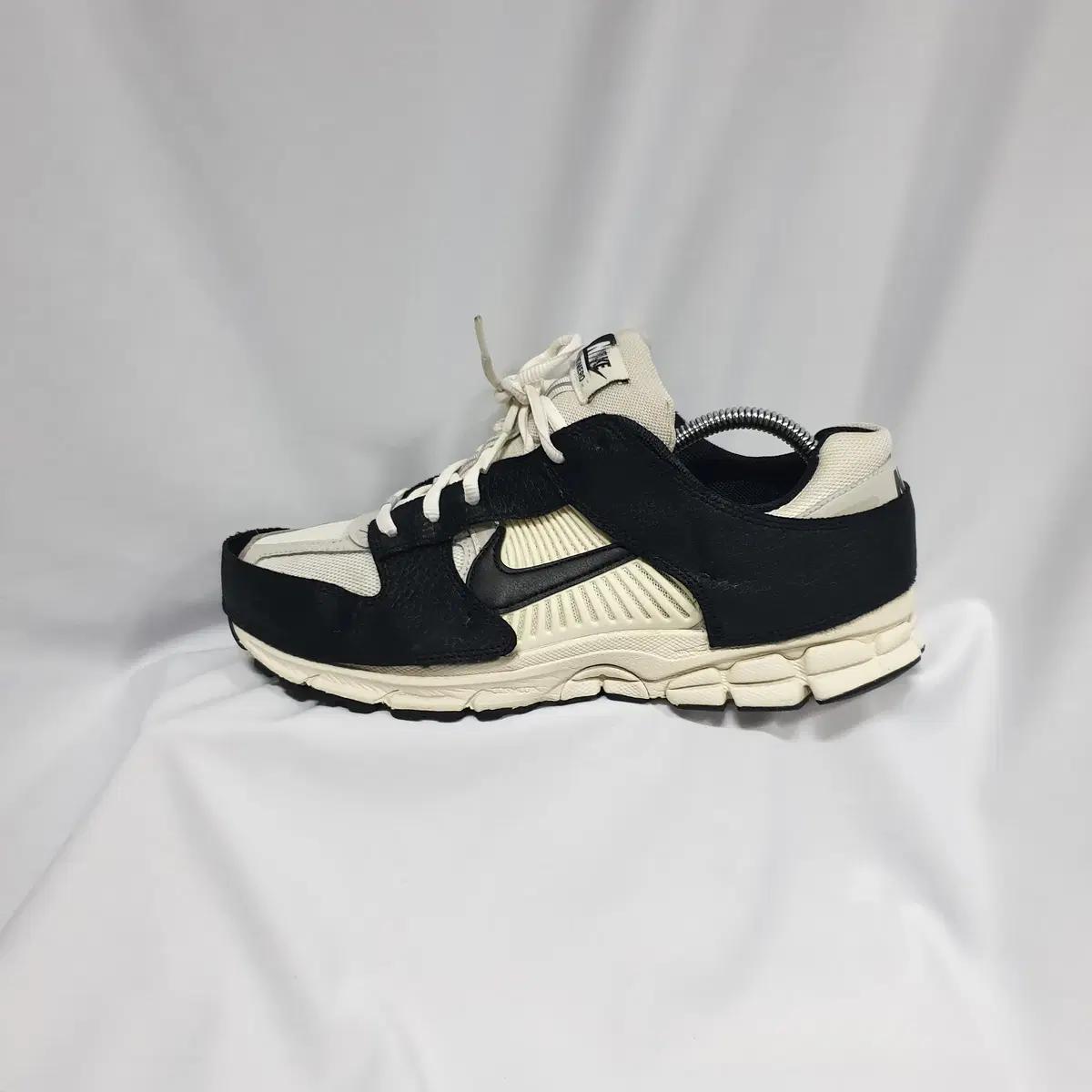 빈티지하서 275 나이키 줌 보메로 5 울프 그레이 앤 블랙 범고래