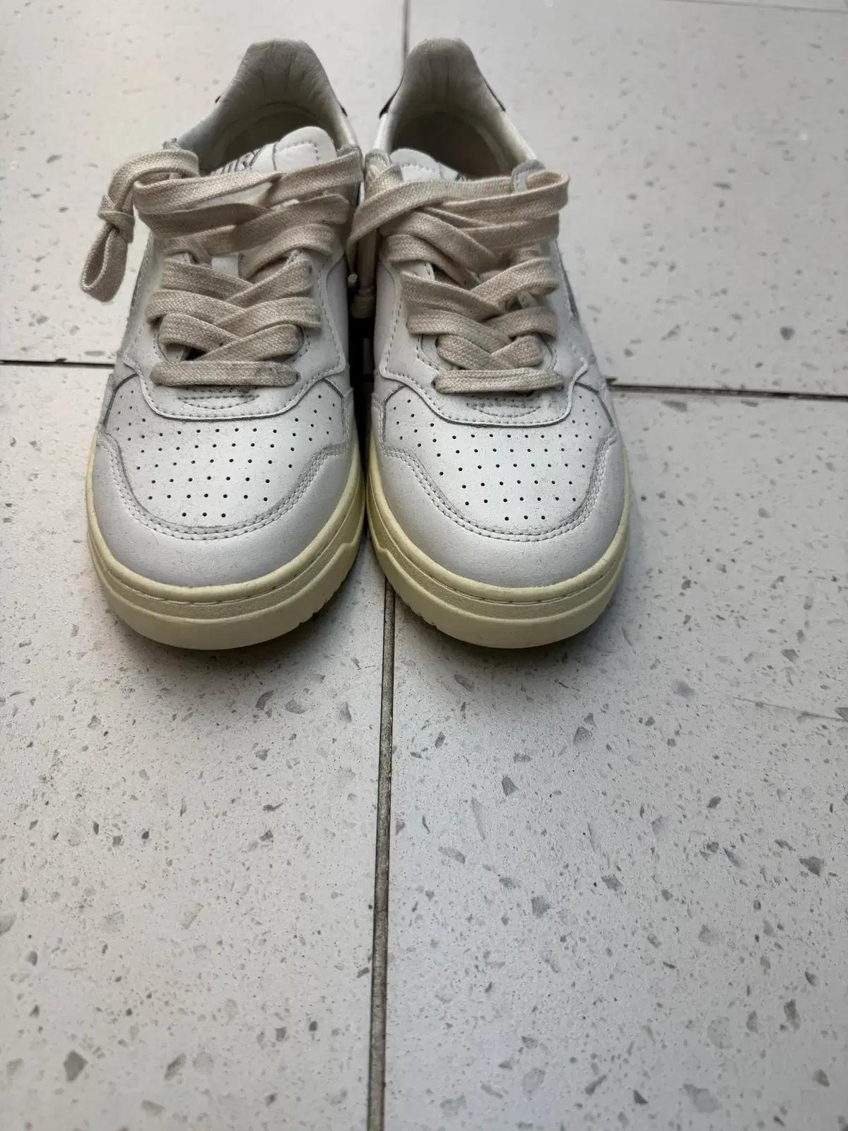 오트리 메달리스트 로우 레더 스니커즈 화이트 블랙 판매합니다!