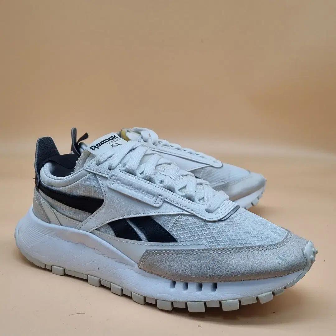 리복 클래식 레더 스니커즈 235