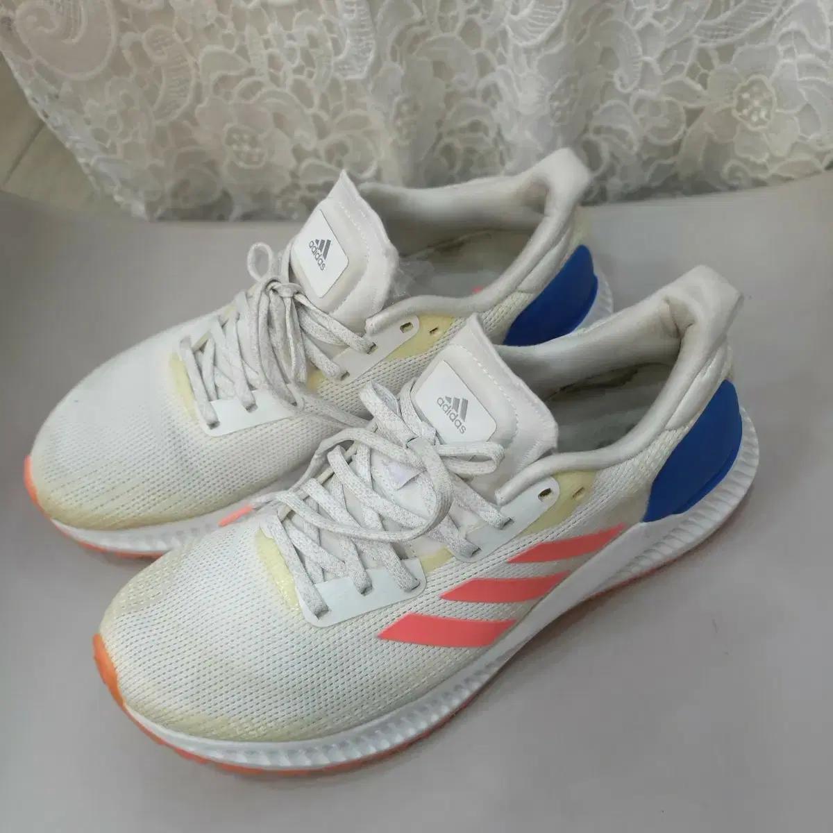 아디다스 흰색 운동화 여성용 런닝화245mm