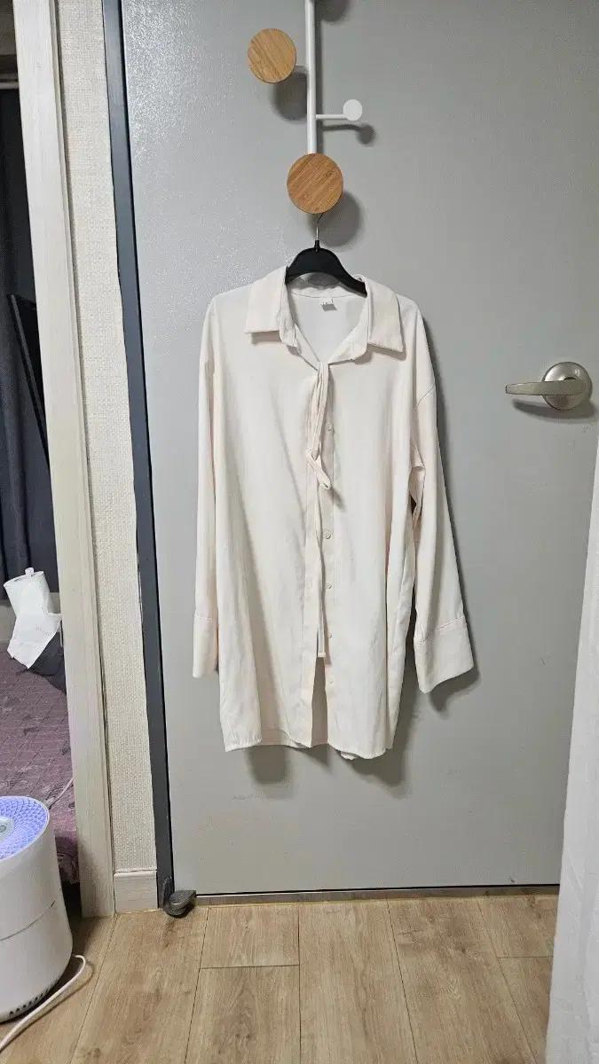 아뜨랑스 벨벳 롱 셔츠원피스 아이보리 FREE