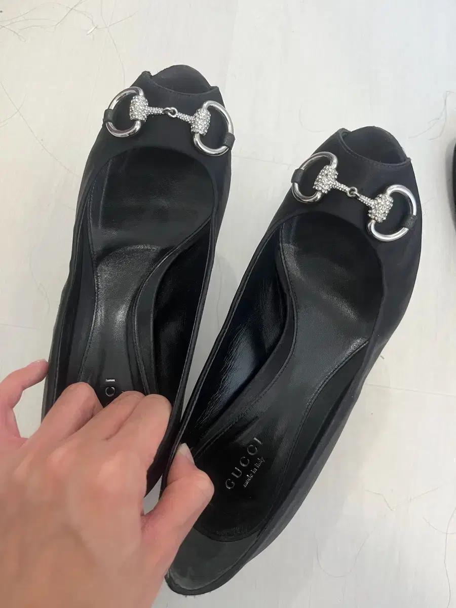 구찌 블랙 오픈토 여성 펌프스