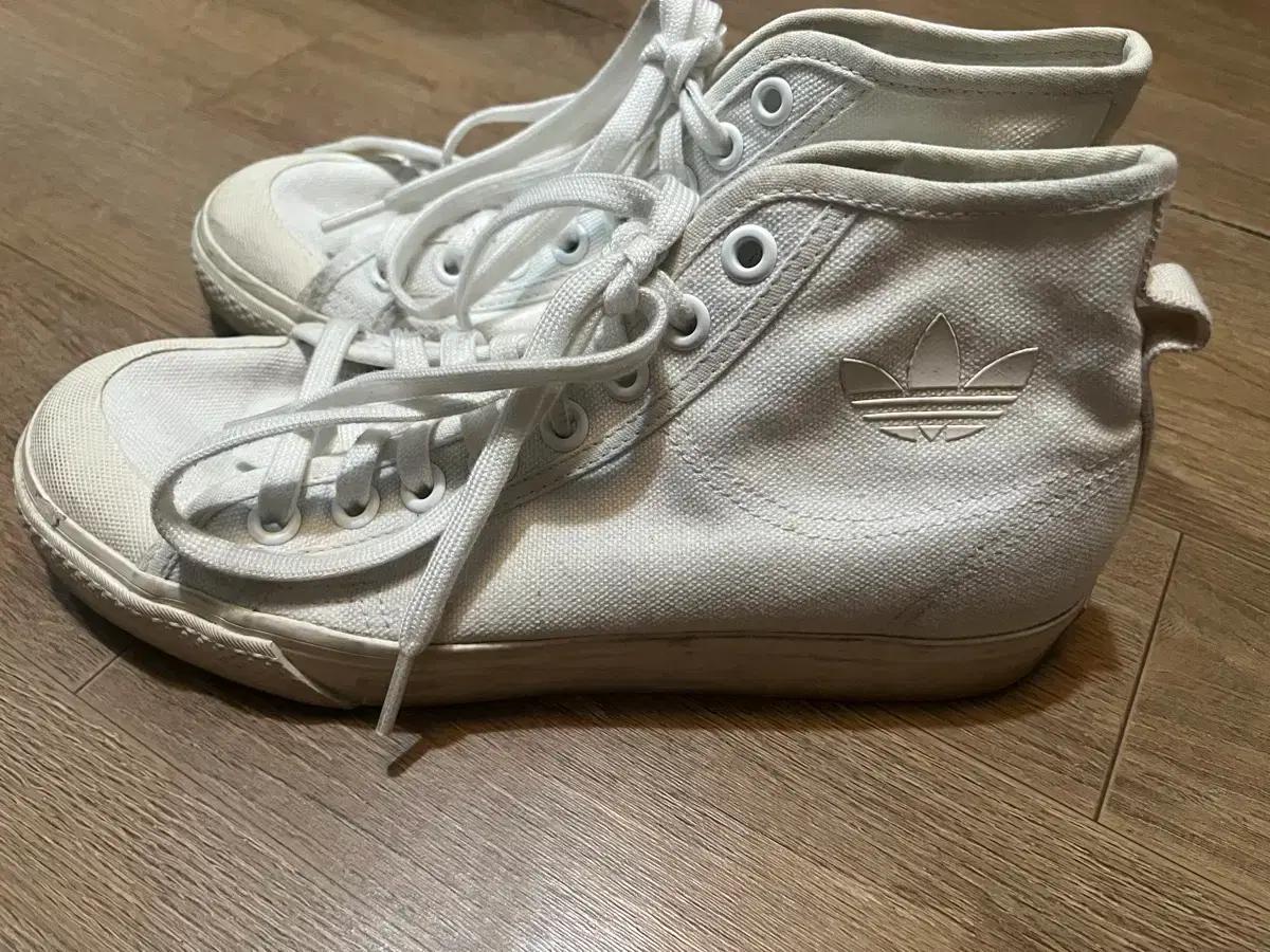 아디다스 화이트 하이탑 스니커즈