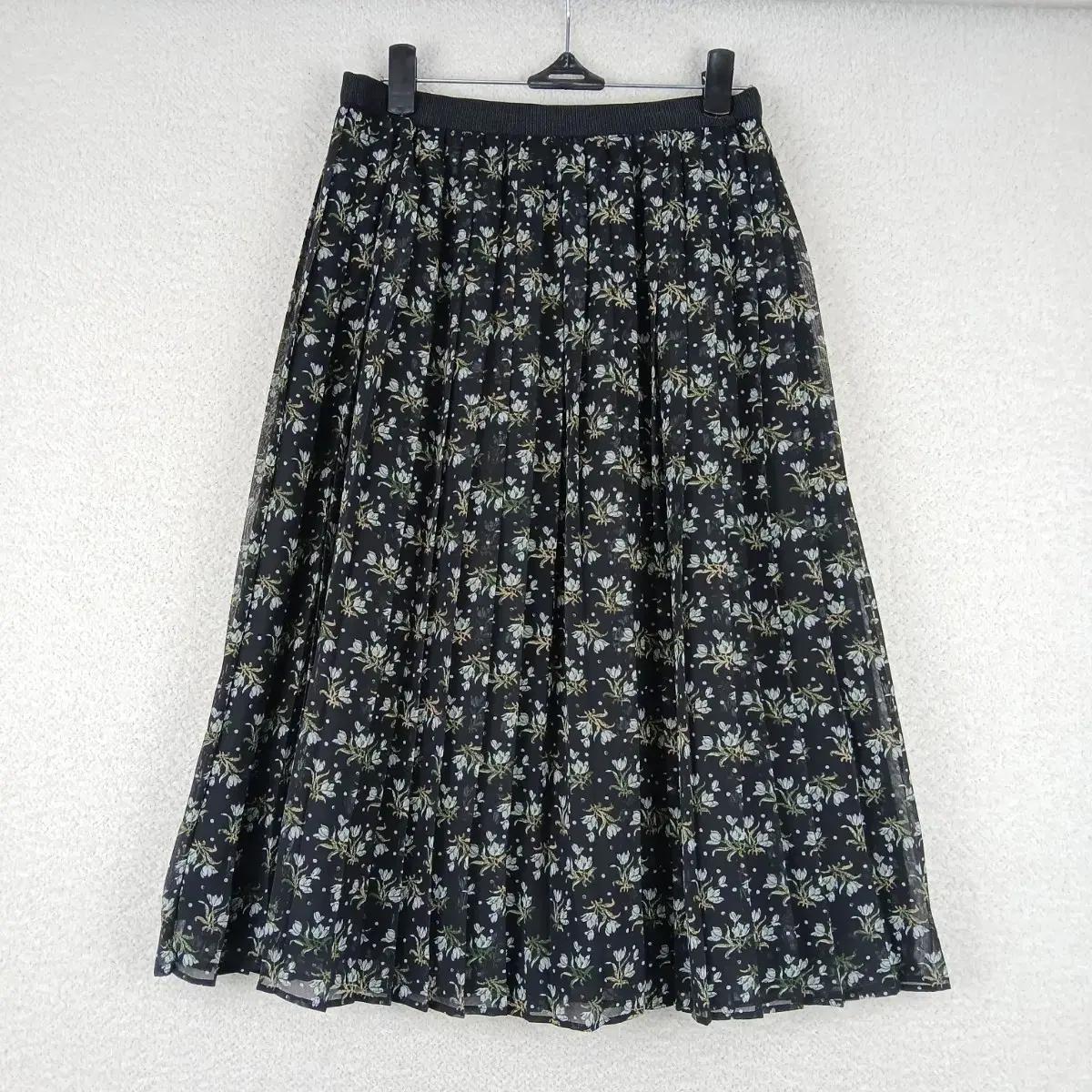 유니클로 여성 플라워 블랙 플리츠  미디스커트(55~66)