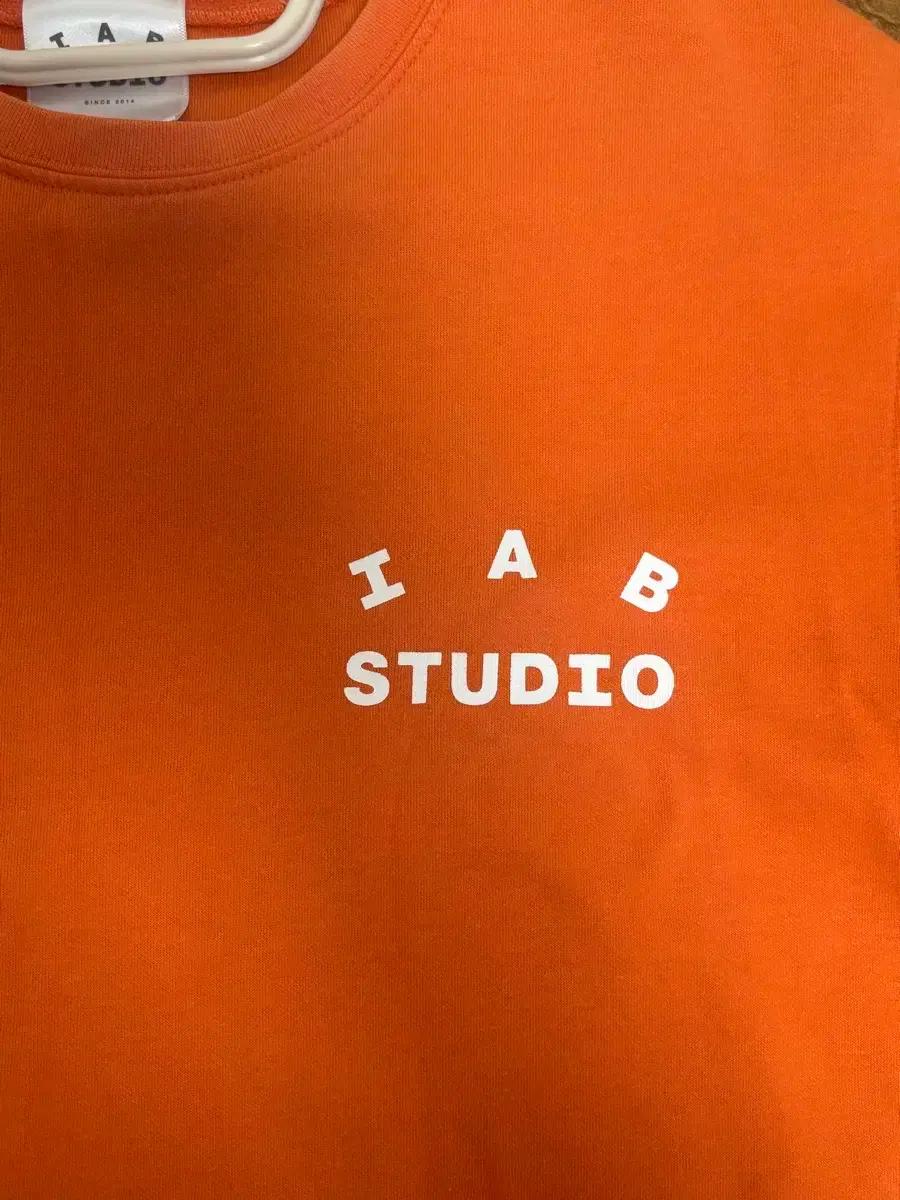 IAB STUDIO 오렌지 맨투맨 티셔츠