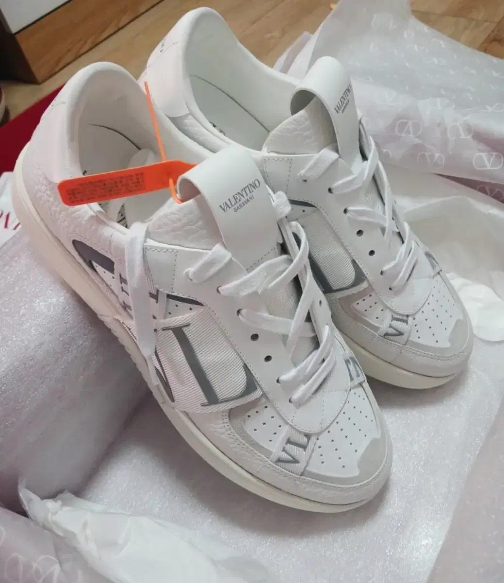 발렌티노 화이트 스니커즈 새상품.발렌티노.정품