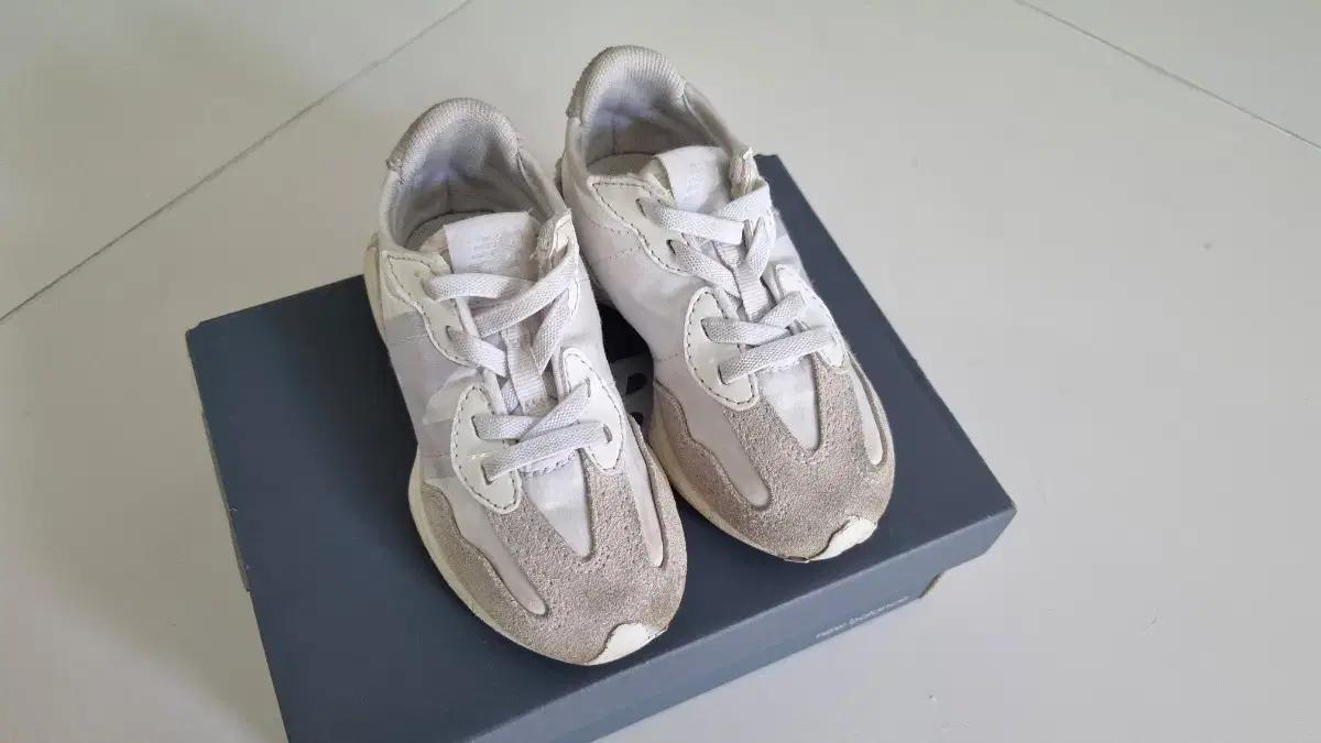 뉴발란스327 키즈 문빔 8사이즈 140