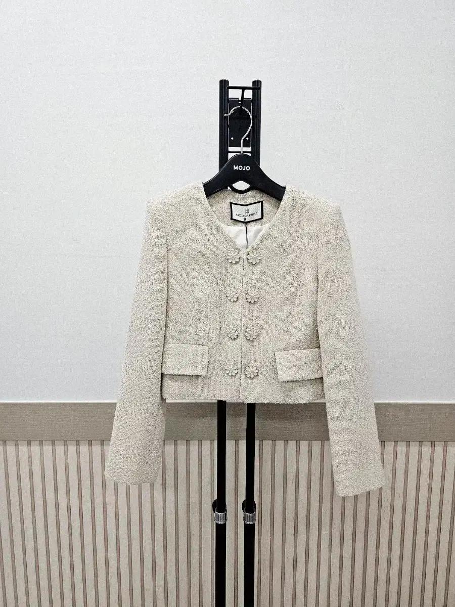 모조에스핀 플라워 버튼 노카라 트위드자켓