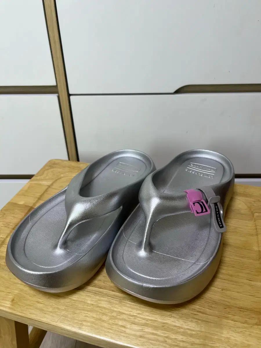 [새상품]토앤토x로우클래식 실버 S 사이즈 쪼리