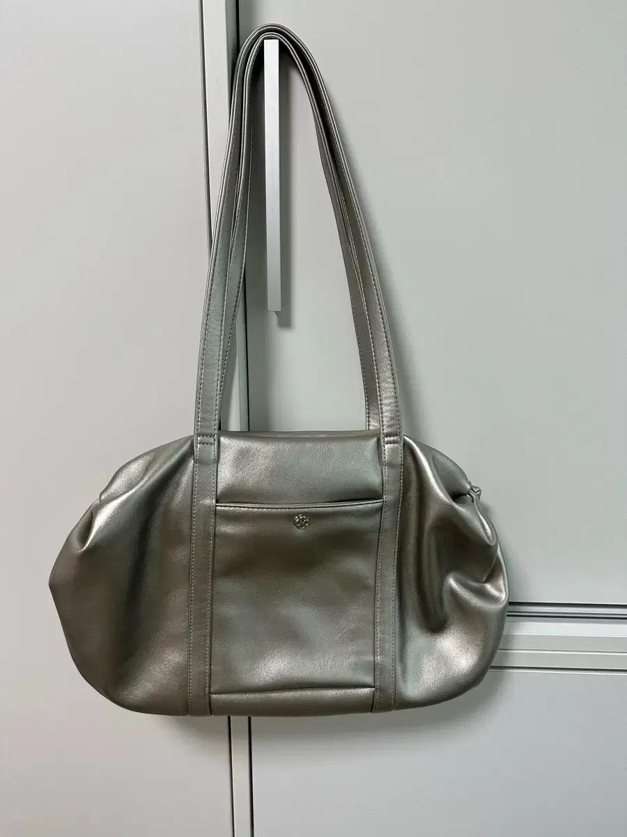 히어리 HEEARI 오로라 셔링 레더 더플백 티타늄실버