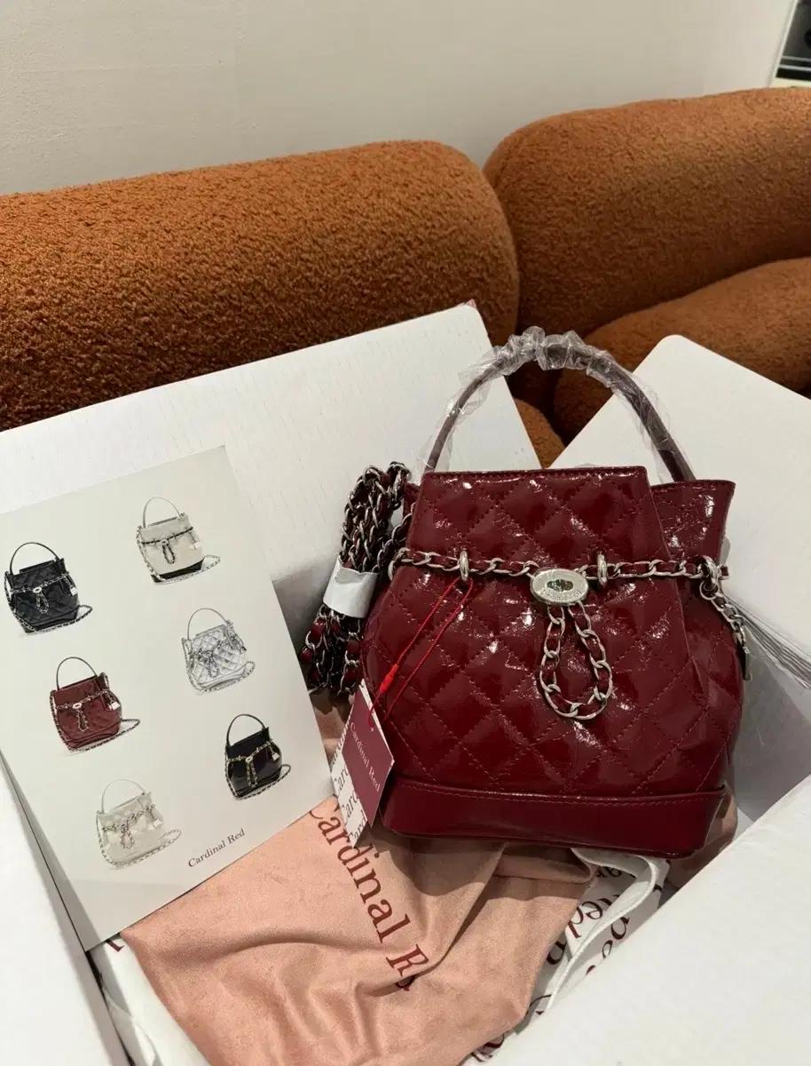 Cardinal Red 벨 버킷백