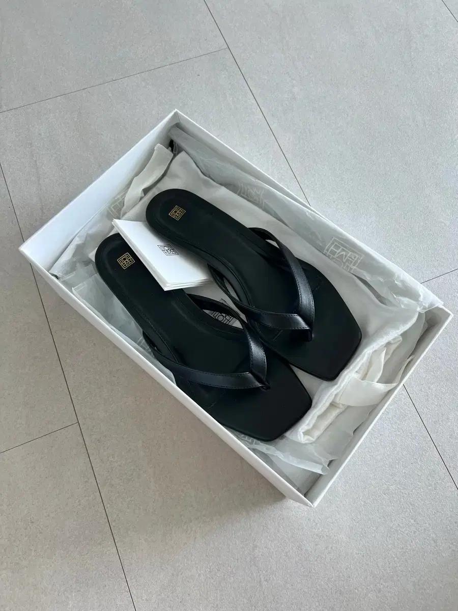 풀박 새상품 토템 샌들 37