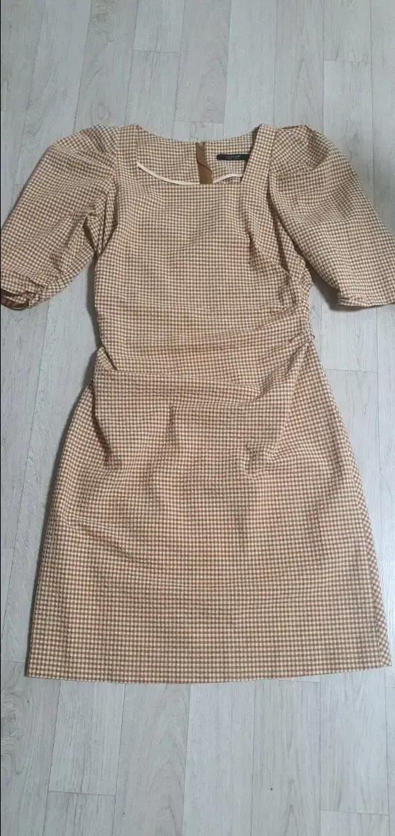 질스튜어트  체크 롱 원피스 브라운 퍼프소매