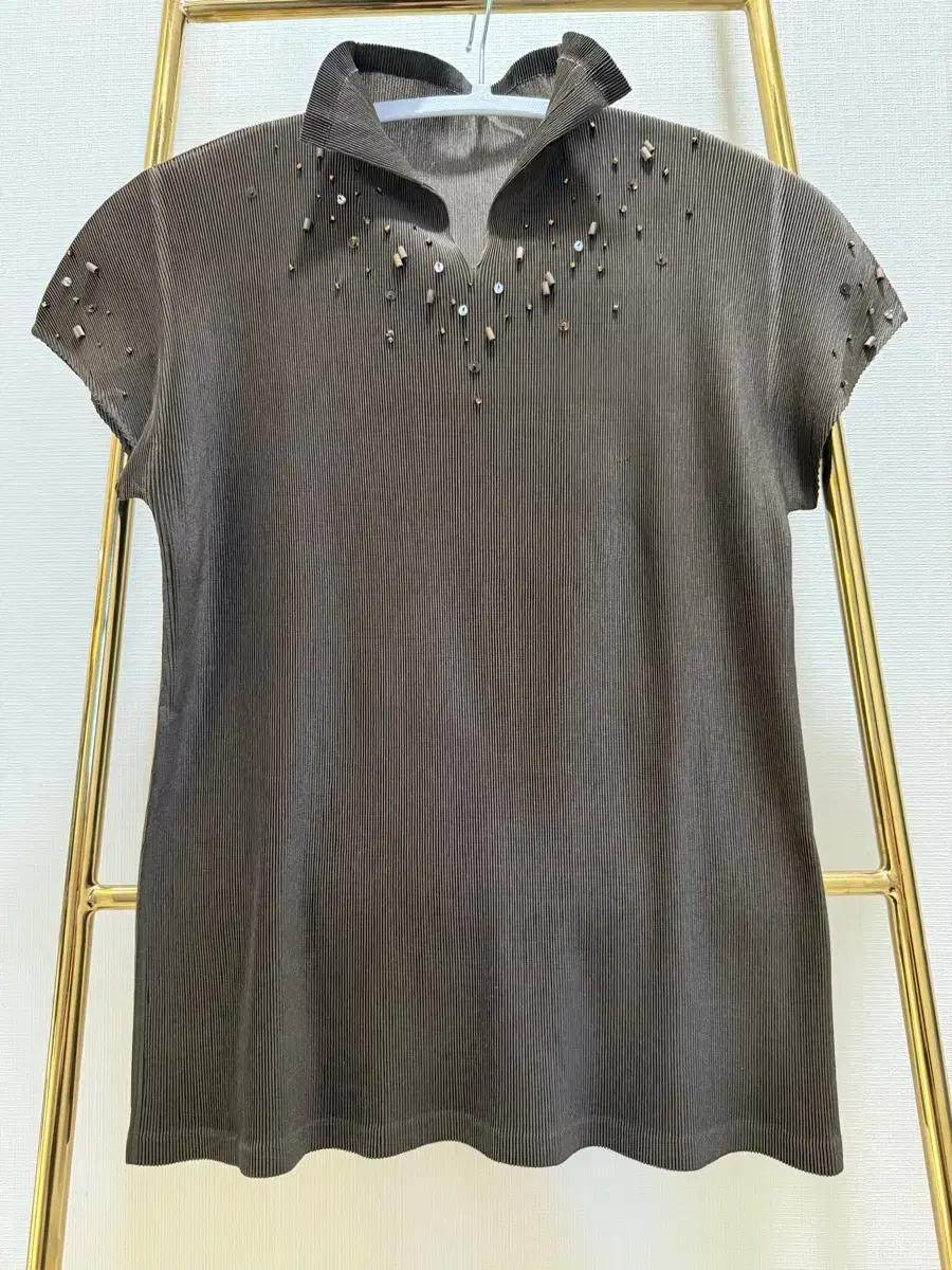 플리츠플리즈 브라운 반팔 티셔츠 비즈 장식 포인트