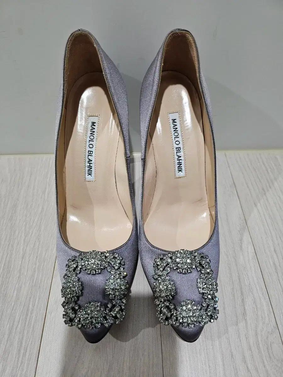 @ 마놀로블라닉 항기시 그레이35.5 새상품 판매해요@