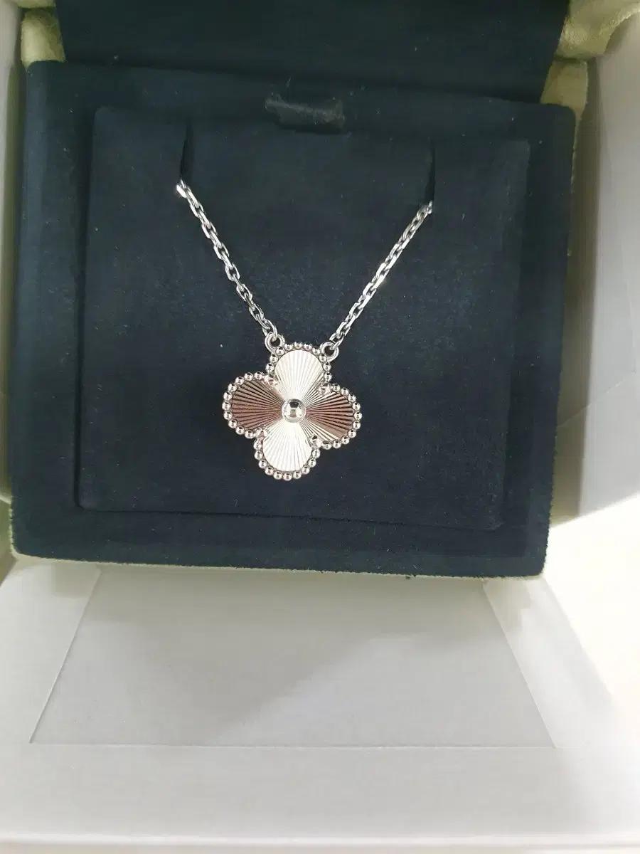 반클리프 기요세목걸이(화이트골드)_590만원