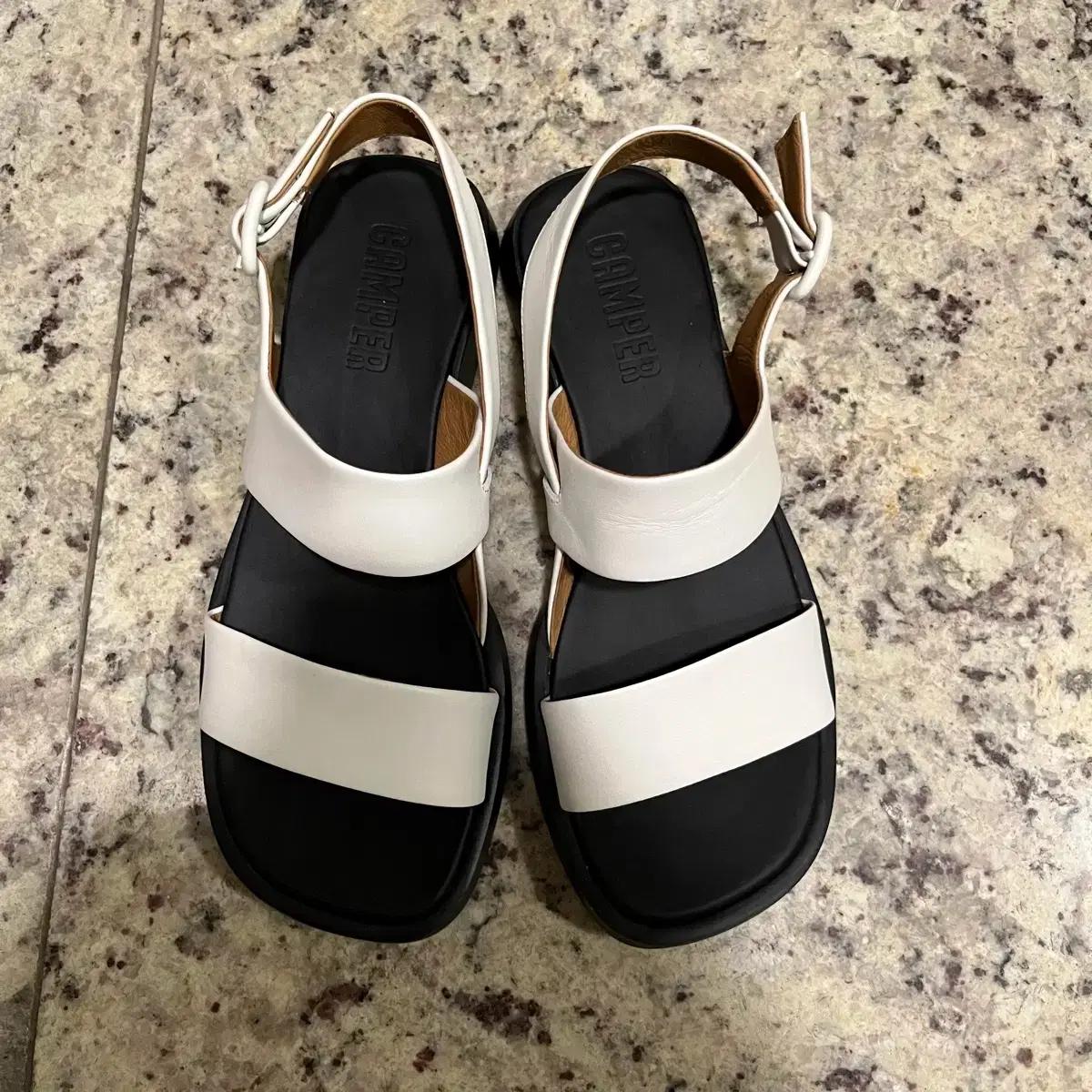 240-245 추천) 거의새상태! 캠퍼 화이트 샌들