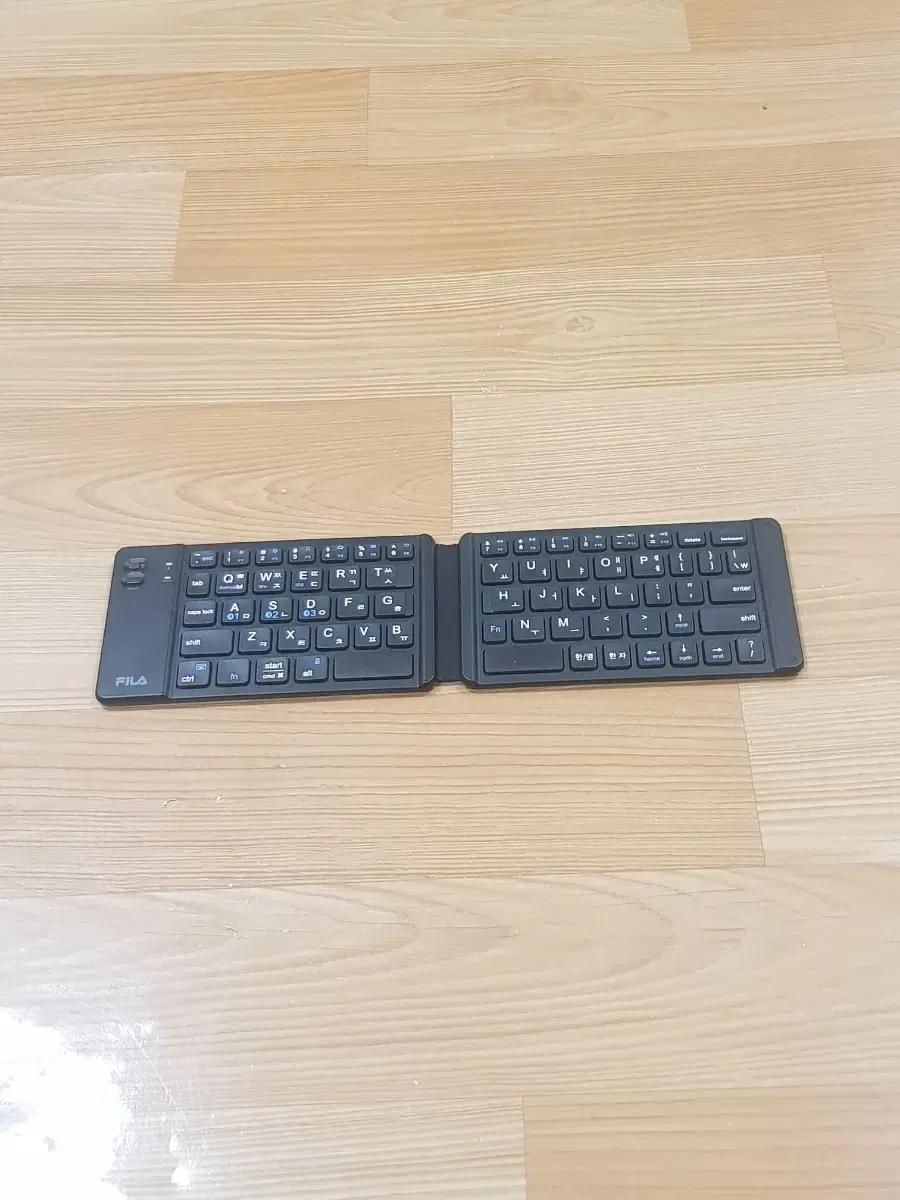 휠라 Britz BA-MDK36" 접이식 무선키보드