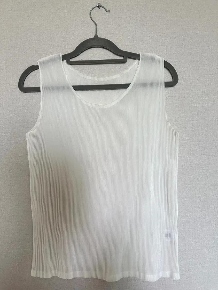 플리츠플리즈 미스트 화이트 민소매