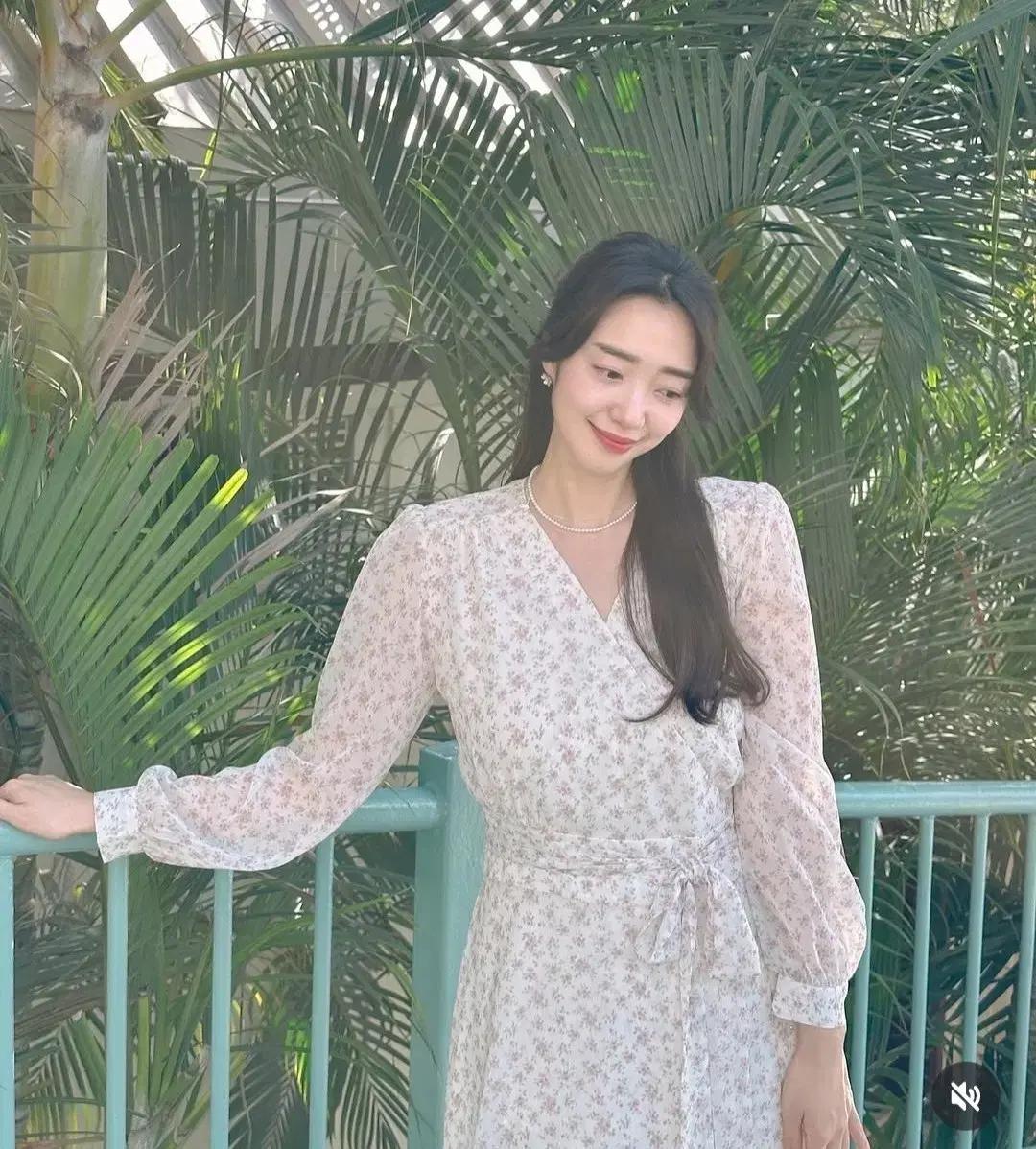 (새상품) 샬롯부띠끄 라비앙로즈 쉬폰 긴팔 랩원피스 롱기장 Free