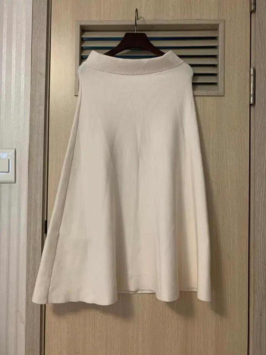 데일리룩브랜드의 크림색 스커트