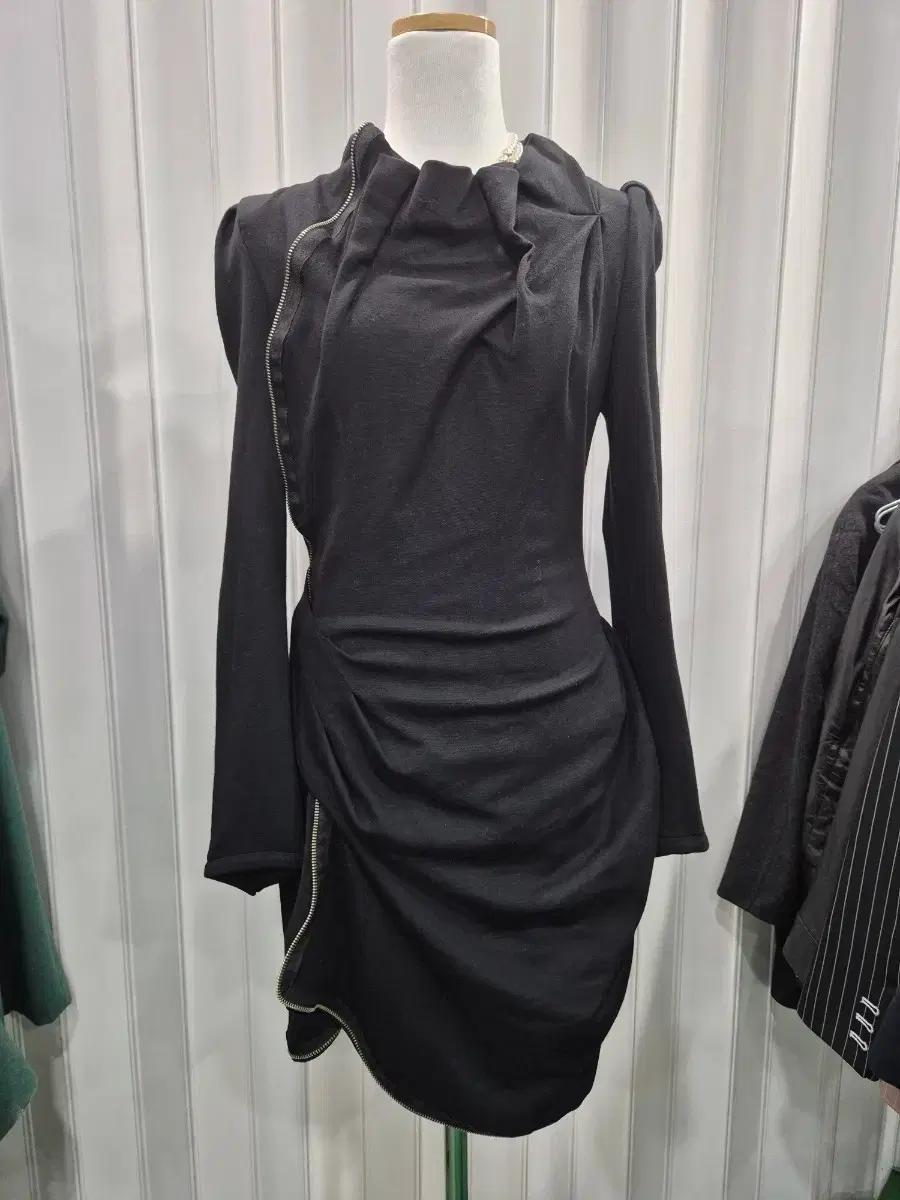 봄빅스엠무어 블랙 지퍼 셔링 미니 원피스