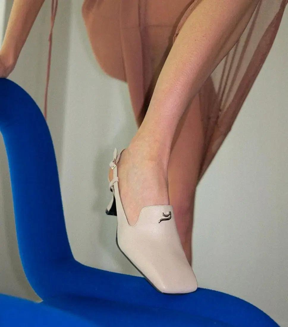 (새상품)양가죽 이에이에 슬링백 230