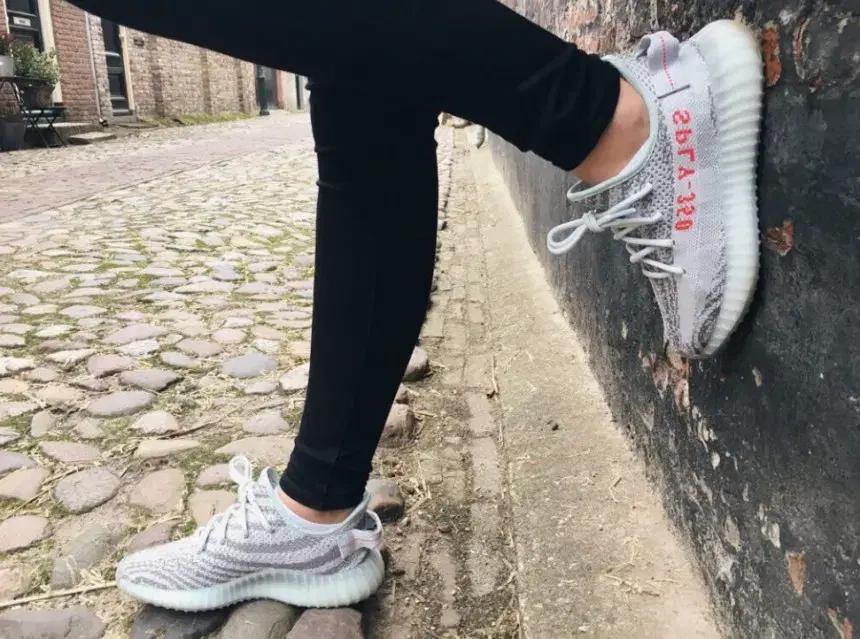 아디다스 이지 부스트 350 V2 블루 틴트 남성용 러닝화 B37571