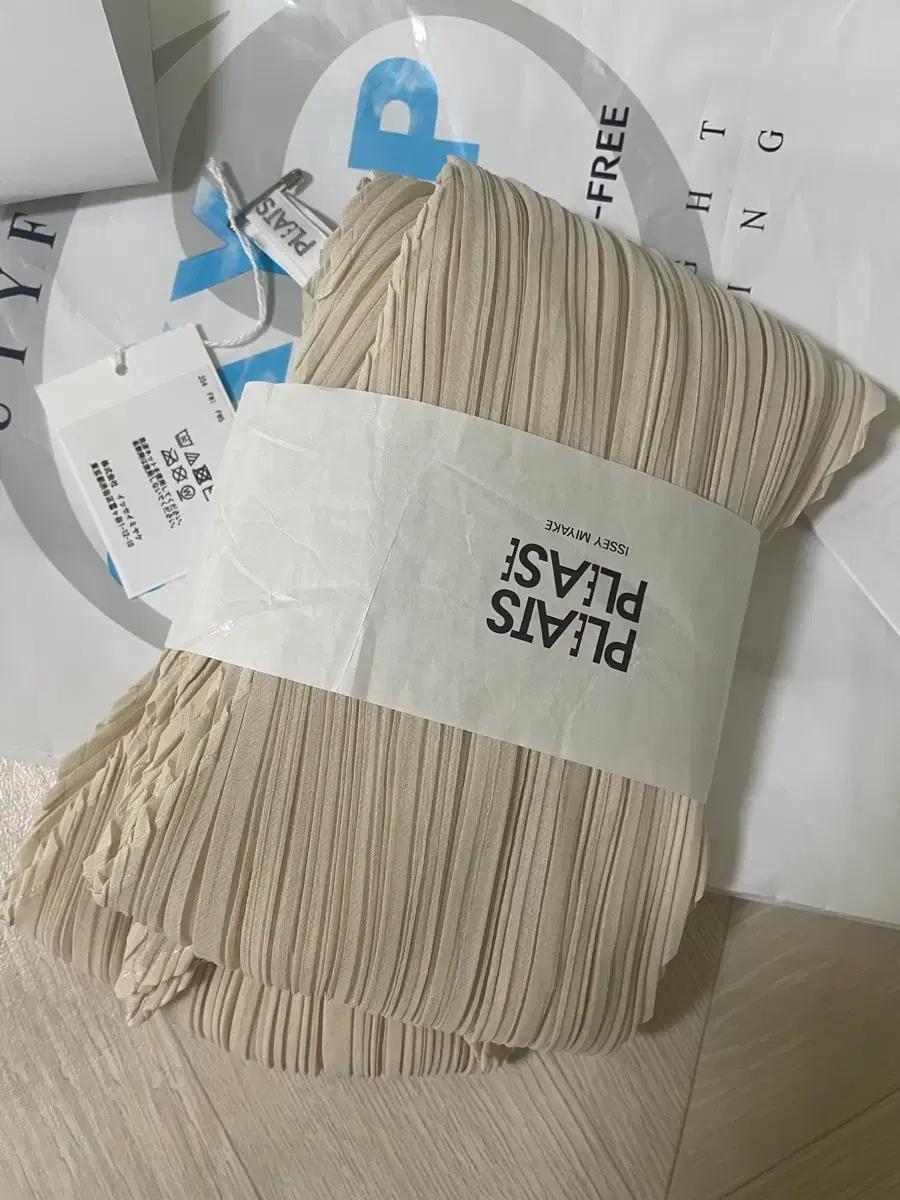 (W) 플리츠 플리즈 이세이 미야케 베이직 스카프 화이트 선물포장가능