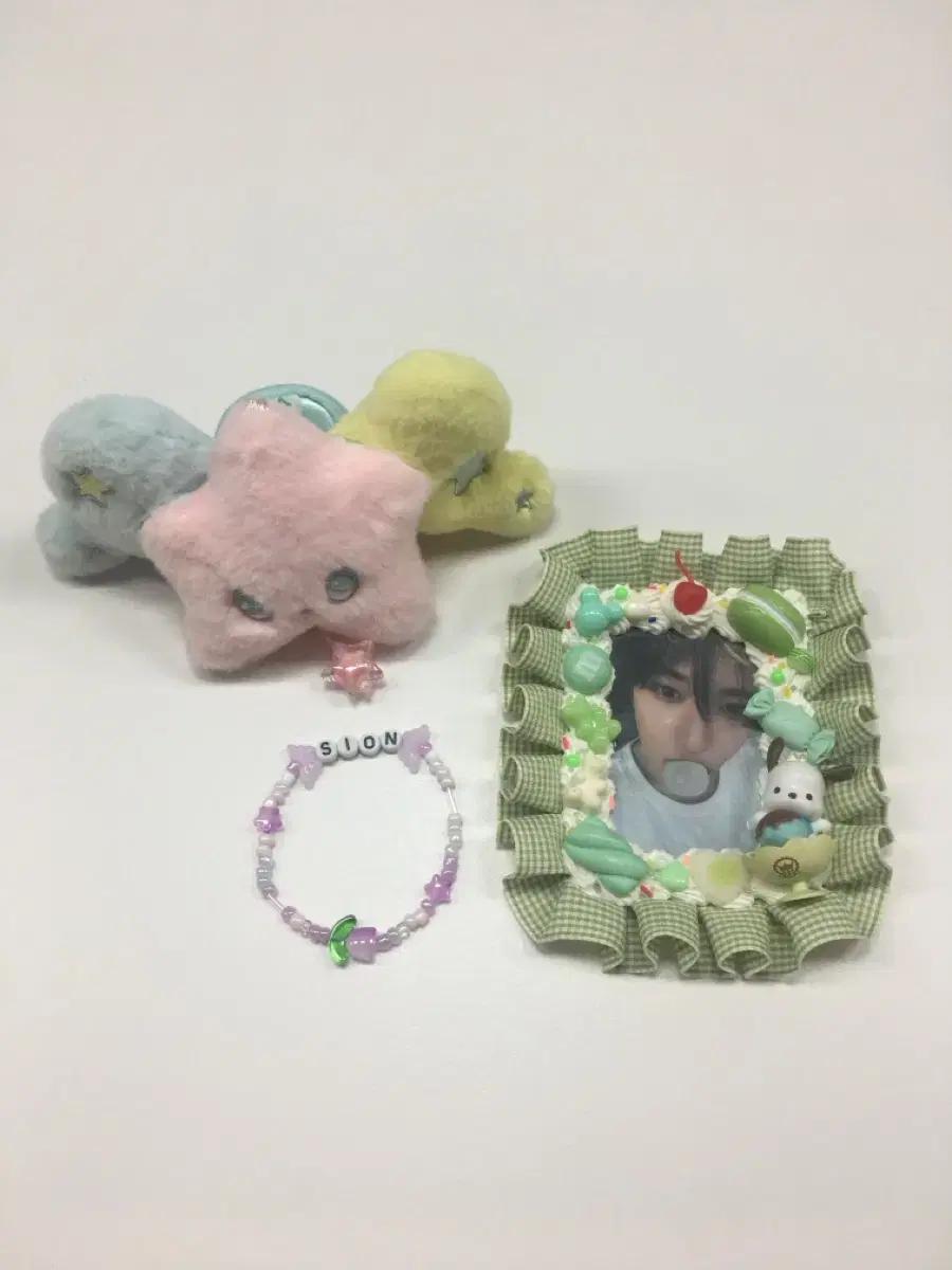 학생 즈니들을 위한 엔시티 위시 시온 보라튤립 이니셜 비즈 팔찌