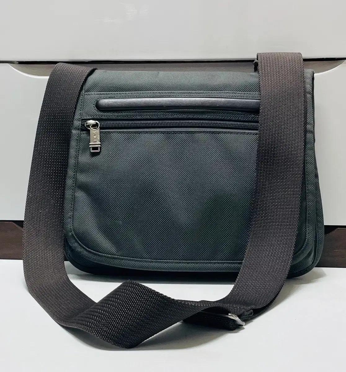 투미(TUMI) ALPHA SMALL FLAP BODY BAG 22105