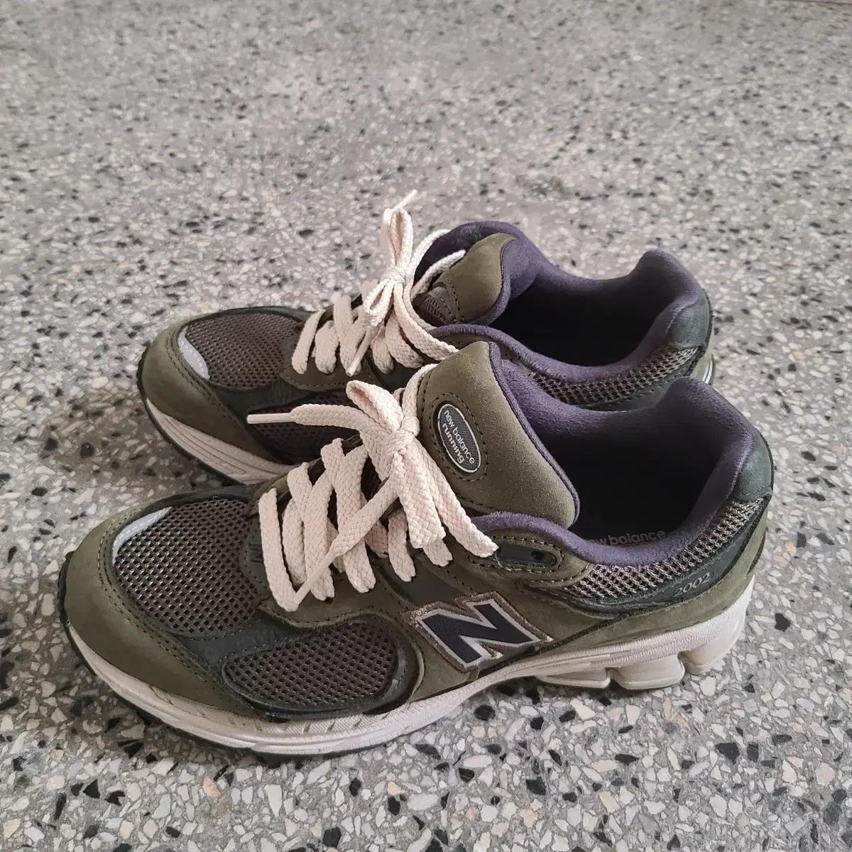 뉴발란스 2002R 225사이즈