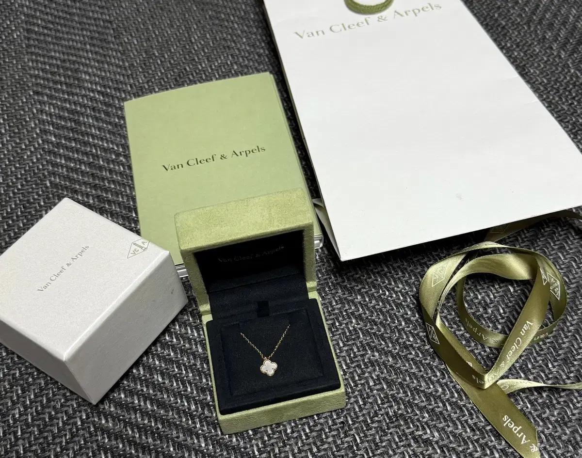 풀구성(선물용)반클리프&알함브라 아펠 스위트 알함브라 목걸이