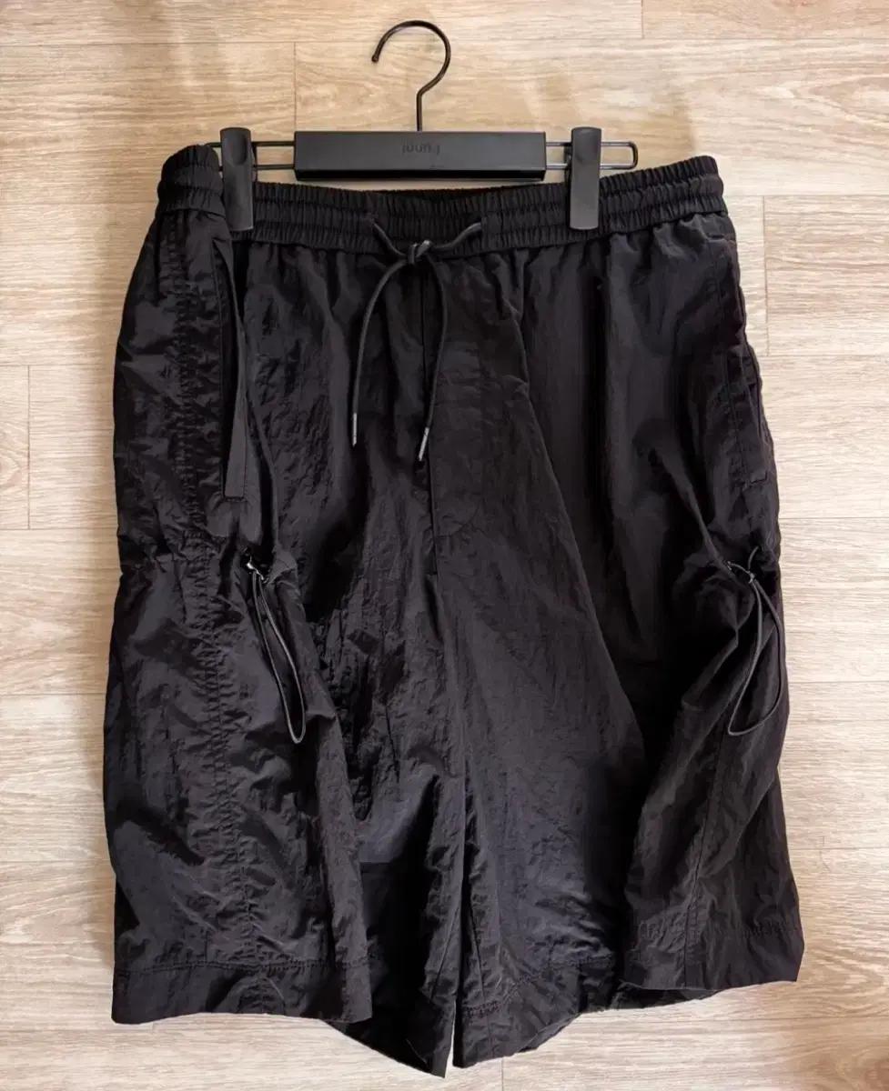 준지(Juun.J) 나일론 스트링 쇼츠 블랙