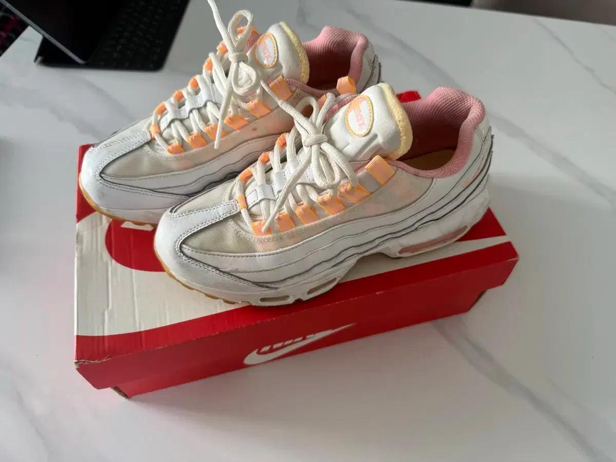 [무배] 나이키 에어맥스 95 화이트 오렌지 핑크 230 러닝화