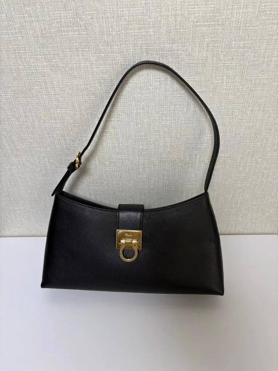 페라가모 간치니 블랙 숄더백