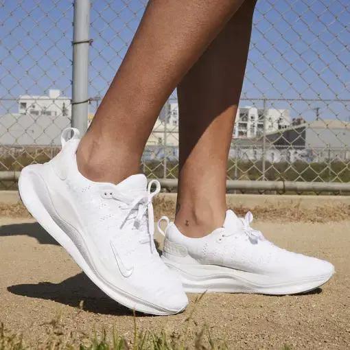 나이키 인피니트런 4 여성 로드 러닝화 DR2670-102