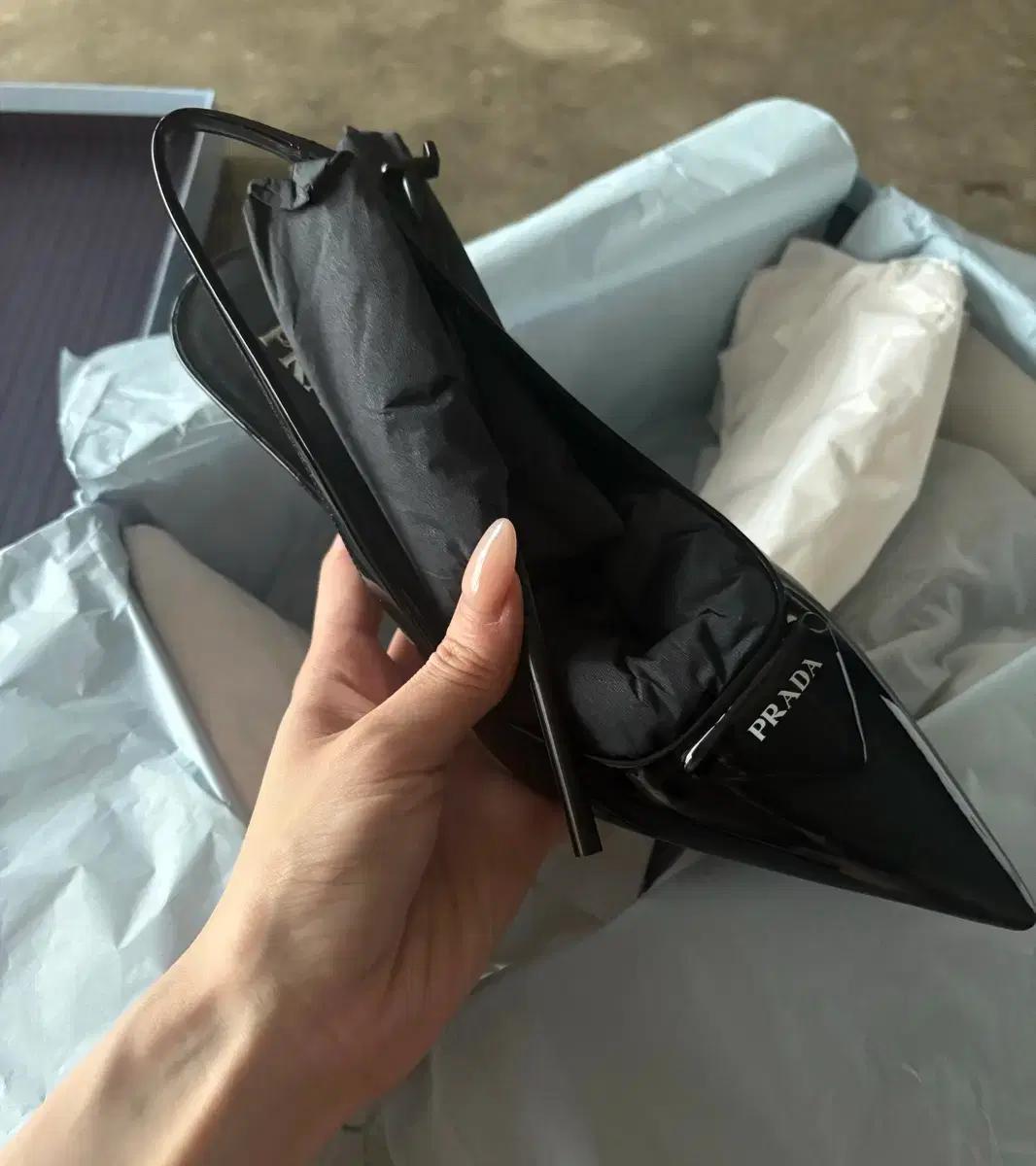 프라다 페이턴트 슬링백 펌프스(블랙/새상품)