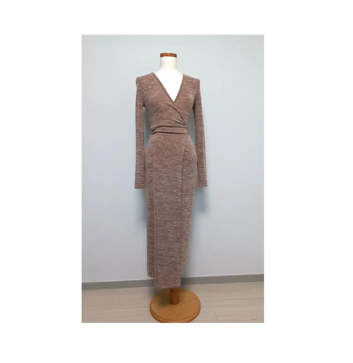 베이지 니트 긴팔 랩 원피스 (새상품)