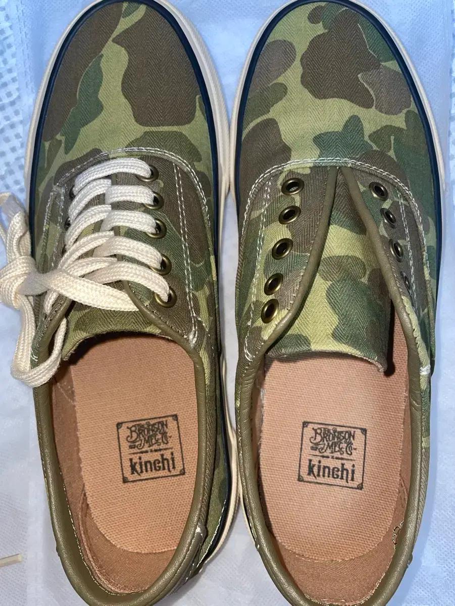 브론슨x킨치 카모 스니커즈