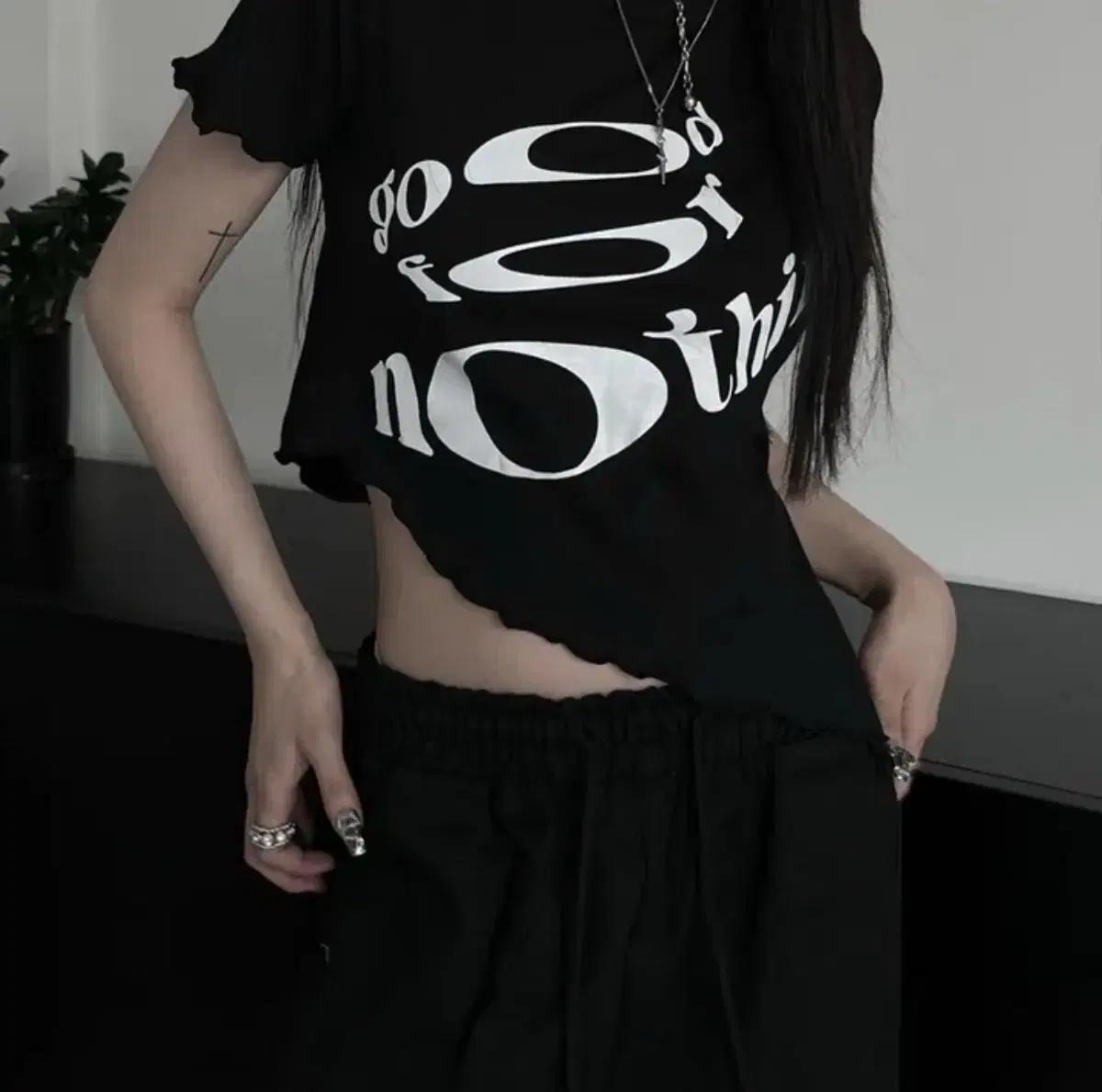 어반유니크 nothing printed crop T 블랙/화이트