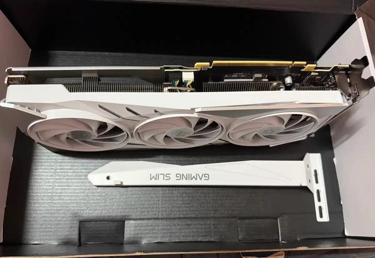 MSI RTX 4070 super 화이트