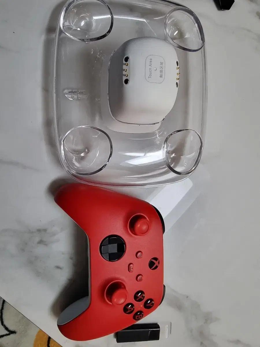 레드 색상의 Xbox 컨트롤러입니다