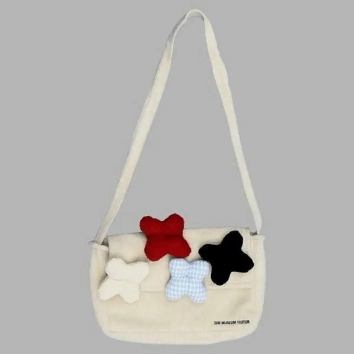 더뮤지엄비지터 FLOWER CUSHION BAG 플라워백