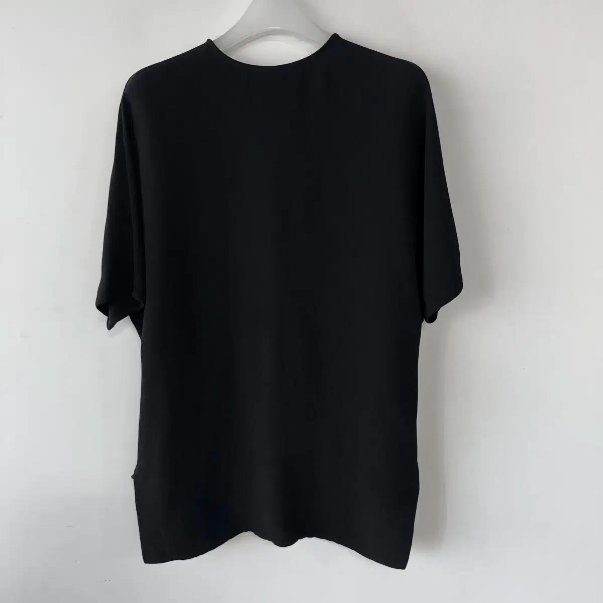 데렉램 DEREK LAM 슬릿 랩 티블라우스