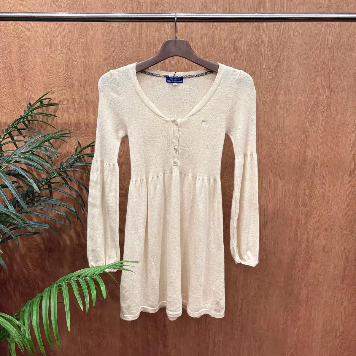 버버리 블루 라벨 브이넥 긴팔 니트 원피스 셔링 버튼 디테일 아이보리