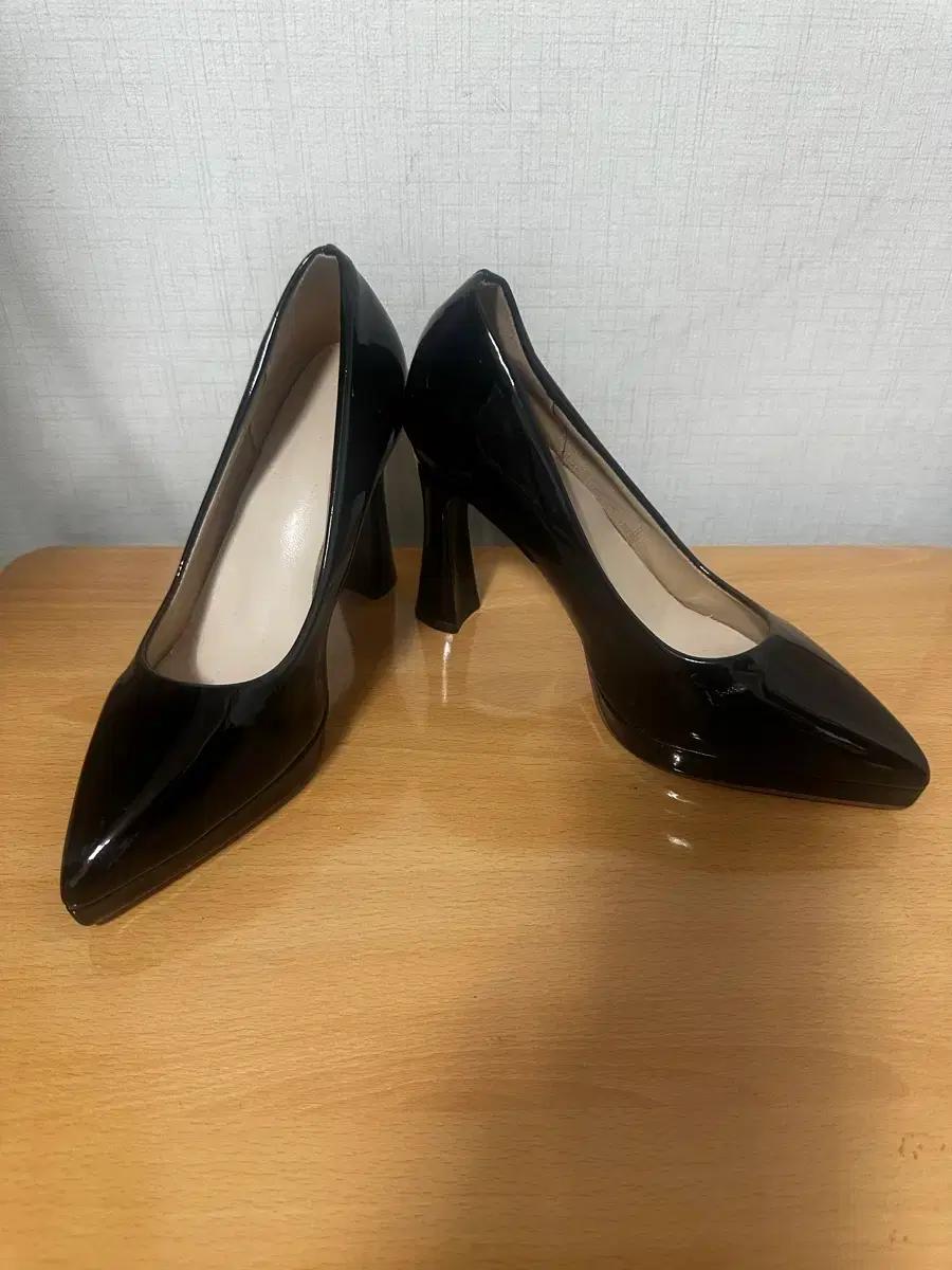 블랙 에나멜 여성 펌프스 힐 10cm