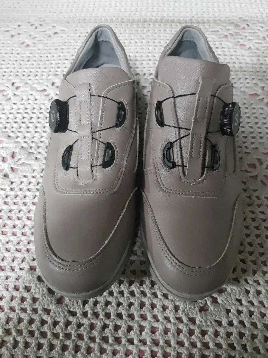 여성  다이얼 가죽 신발 245mm